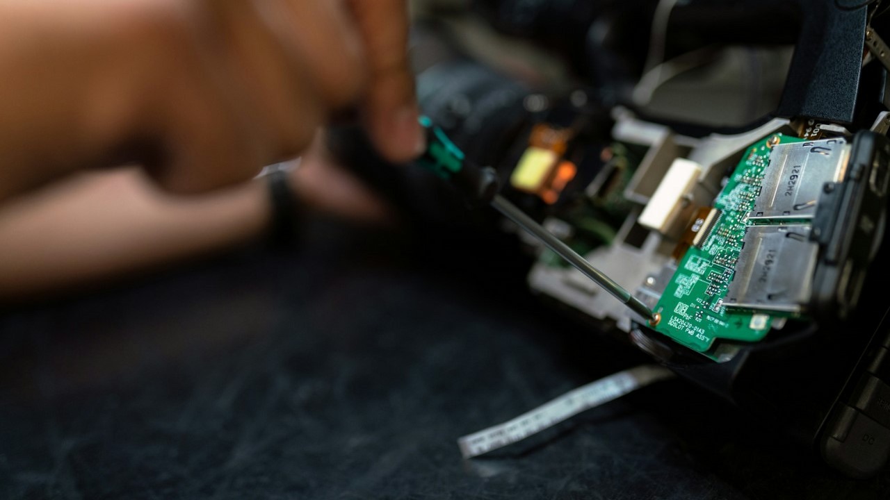 24 lata po premierze modder umieścił układ graficzny 3Dfx Voodoo4 w laptopie, źródło grafiki: ThisisEngineering | Unsplash.
