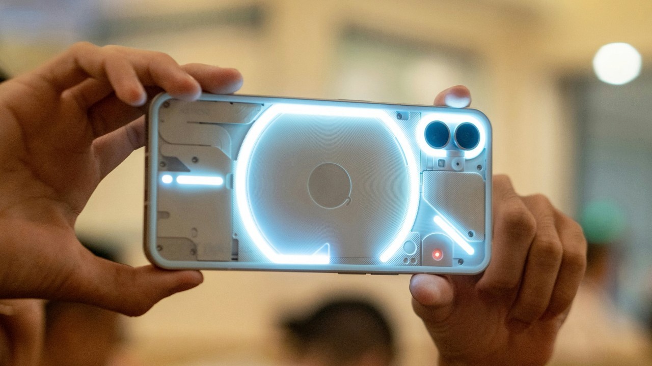 Nothing kolejnym producentem stawiającym na AI. Niestety może to odbić się na Phone (3), źródło grafiki: Shawn Rain, Unsplash.