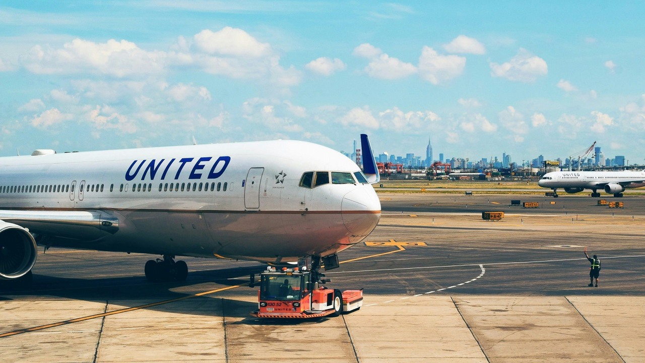 Spersonalizowane reklamy zobaczymy już praktycznie wszędzie, nawet na pokładzie samolotu, źródło grafiki: Unsplash | Tim Gouw..