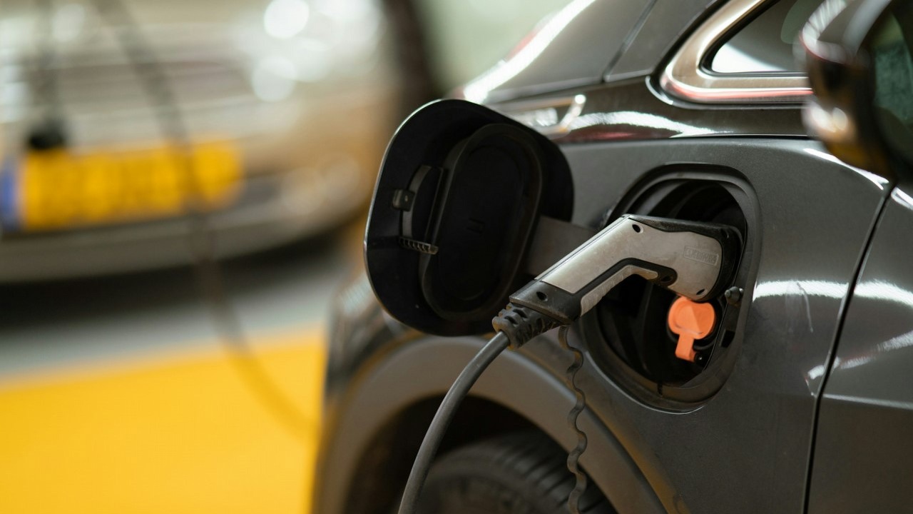 Ta bateria może zmienić oblicze samochodów elektrycznych. Jej naładowanie zajmuje tylko 10 minut, źródło grafiki: Michael Fousert | Unsplash.