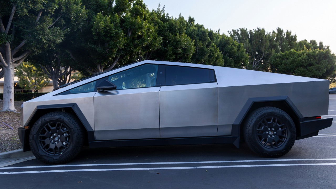 Nie mógł się zmieścić Teslą Cybertruck na swoim miejscu parkingowym, teraz chce sprzedać auto, ale salon Tesli grozi mu karą 50 tys. dolarów, źródło grafiki: Sven Piper | Unsplash.