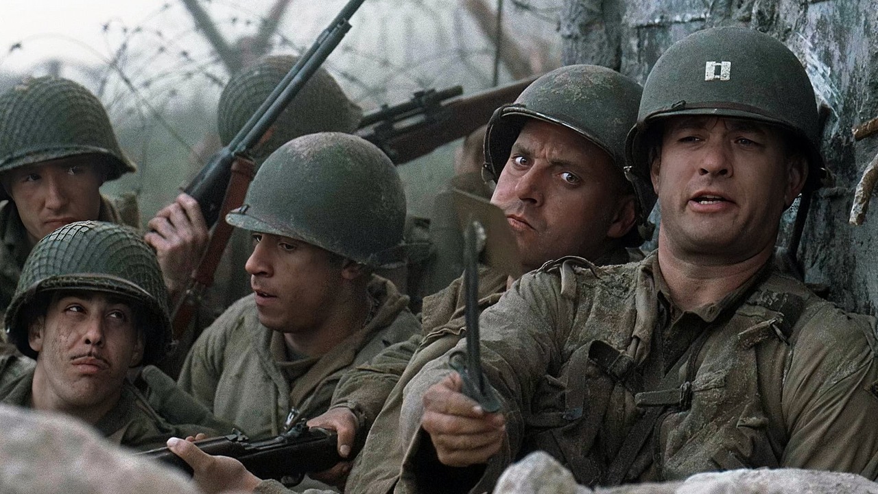 „Za 20 będziecie żałować, że tego nie skończyliście". Tak Tom Hanks powstrzymał aktorów przed ucieczką z filmu wojennego Stevena Spielberga, źródło grafiki: Szeregowiec Ryan, Steven Spielberg, Paramount Pictures, 1998.