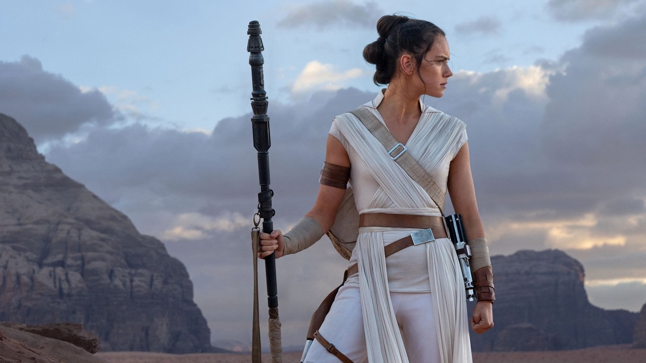 W ilu nowych filmach Star Wars zobaczymy Rey? Daisy Ridley o swojej przyszłości w popularnej serii, źródło grafiki: Gwiezdne wojny: część IX - Skywalker. Odrodzenie, J. J. Abrams, Lucasfilm Ltd., 2019.