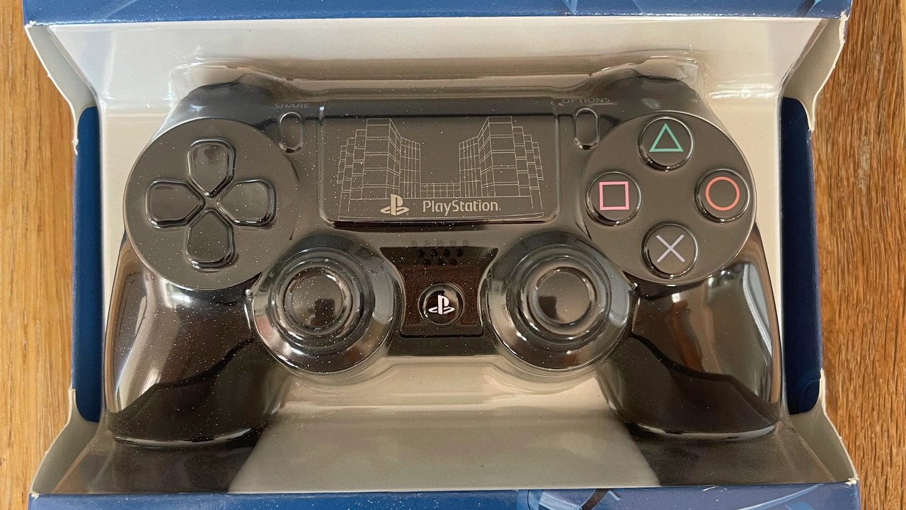 Fan PlayStation po prostu chce posprzątać swój garaż i znajduje super rzadką, specjalną wersję DualShock 4 w oryginalnym opakowaniu, źródło grafiki: Hokusai516 | Reddit.