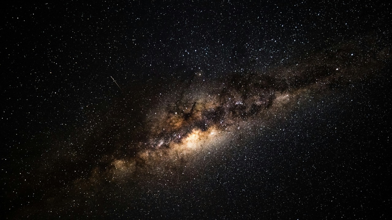 Odbieramy tajemnicze sygnały radiowe z kosmosu. Powtarzają się one co 54 minuty, a obecna fizyka nie potrafi ich wyjaśnić, źródło grafiki: Brett Ritchie, Unsplash.