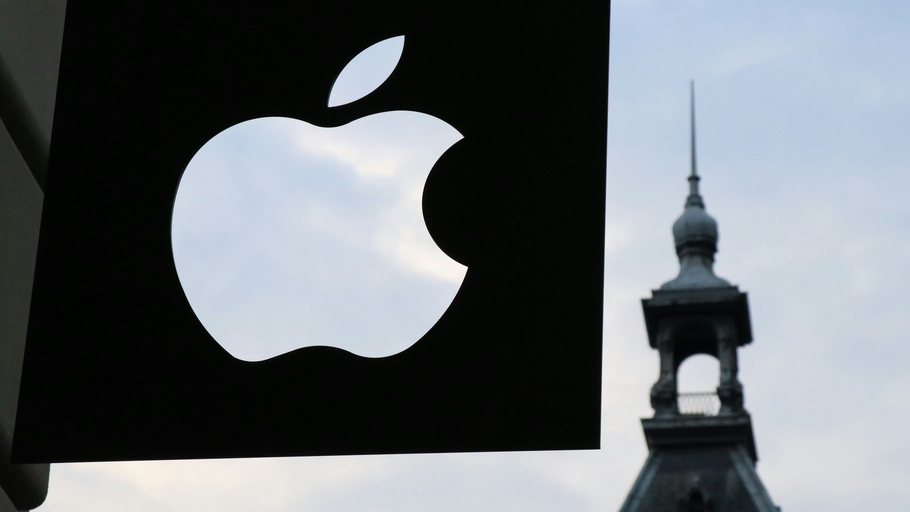 Elon Musk chce zakazać urządzeń Apple w swoich firmach, powodem jest integracja Siri z ChatGPT, źródło grafiki: Medhat Dawoud | Unsplash.