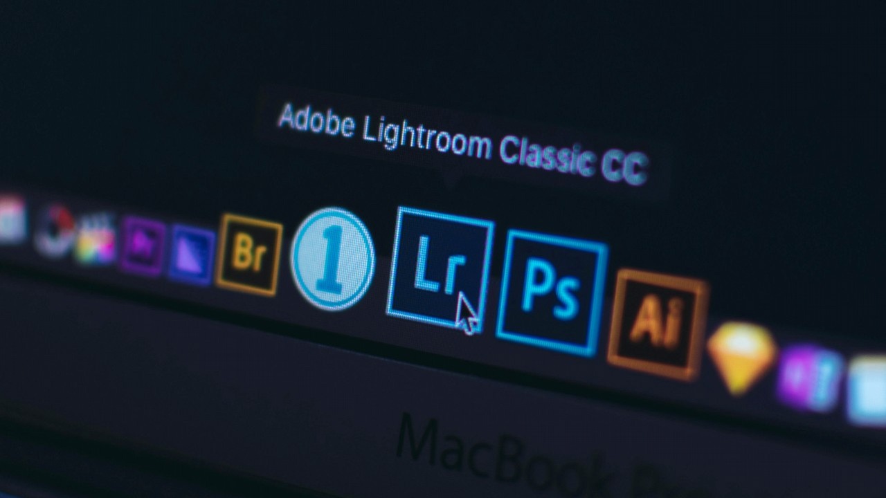 Adobe zaktualizuje niejasne warunki dotyczące AI po tym, jak użytkownicy zagrozili anulowaniem subskrypcji, źródło grafiki: Szabo Viktor, Unsplash.