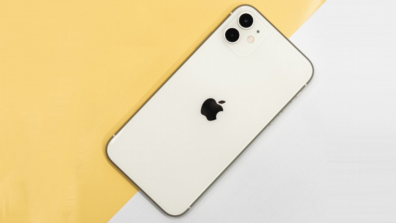 Jabłko z tyłu iPhone'a to w rzeczywistości tajny przycisk, który działa nawet z etui, źródło grafiki: V?a Táo | Unsplash.