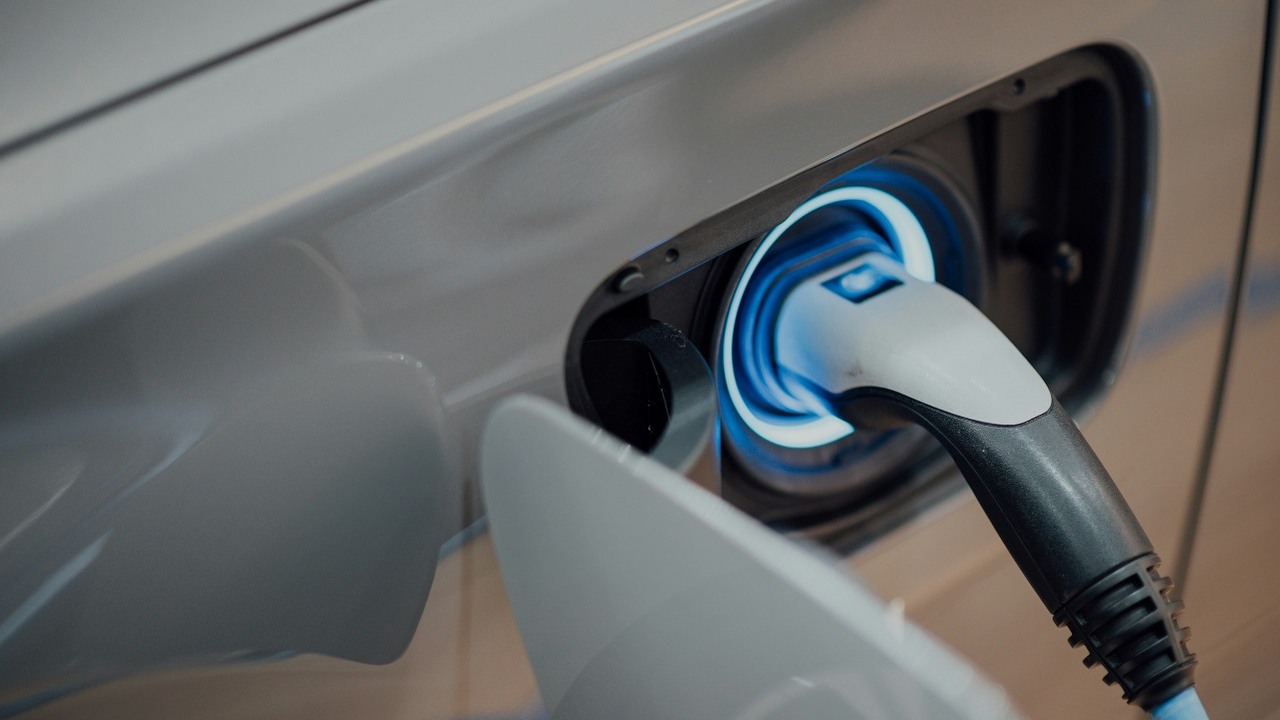 Koncerny samochodowe niechętnie inwestują w samochody elektryczne. Cele polityki klimatycznej mogą nie zostać zrealizowane, źródło grafiki: Unsplash | CHUTTERSNAP..