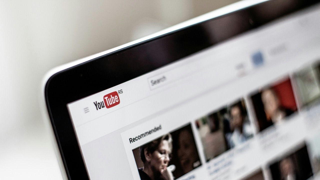 YouTube ciągle prowadzi wojnę z adblockami. Google ma szykować kolejny cios, źródło grafiki: Unsplash | NordWood Themes.