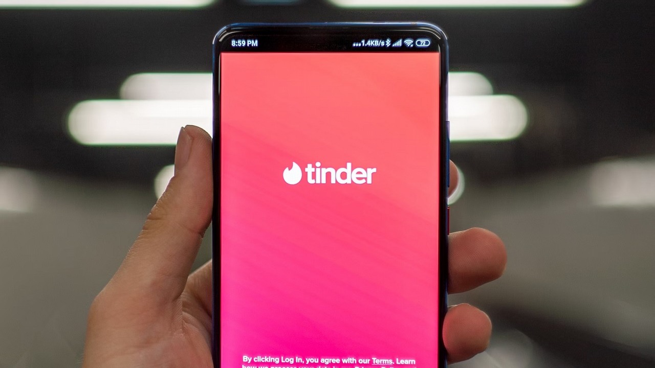 Tinder - refund. Jak zawnioskować o zwrot pieniędzy na Tinderze?, źródło grafiki: Mika Baumeister | Unplash.