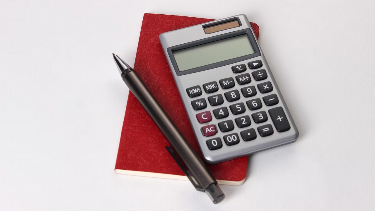 Vinted - podatek od 30 transakcji. Co trzeba wiedzieć?, źródło grafiki: Recha Oktaviani | Unsplash.