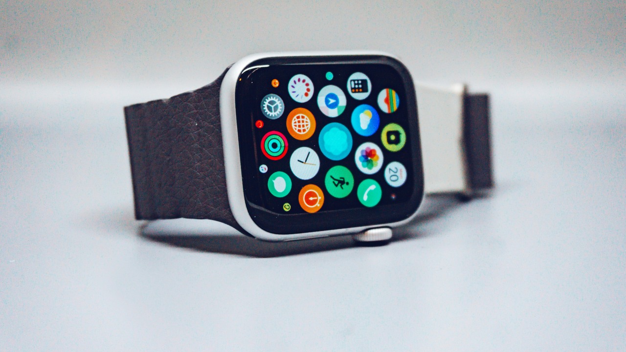 Szef może nie zauważyć, ale Apple wykryje każdą Twoją drzemkę dzięki watchOS 11, źródło grafiki: Simon Daoudi, Unsplash.