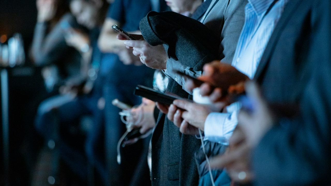 Media społecznościowe szkodliwe jak wyroby tytoniowe. W USA myślą o umieszczaniu specjalnych ostrzeżeń, źródło grafiki: Camilo Jimenez | Unsplash.