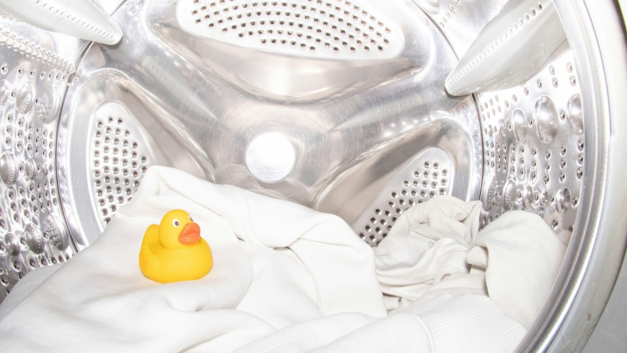 Pralki mają funkcję, o której prawie nikt nie wie. Służy do usuwania uporczywych plam, a dawniej była wykonywana ręcznie, źródło grafiki: Pavol Tancibok, Unsplash.