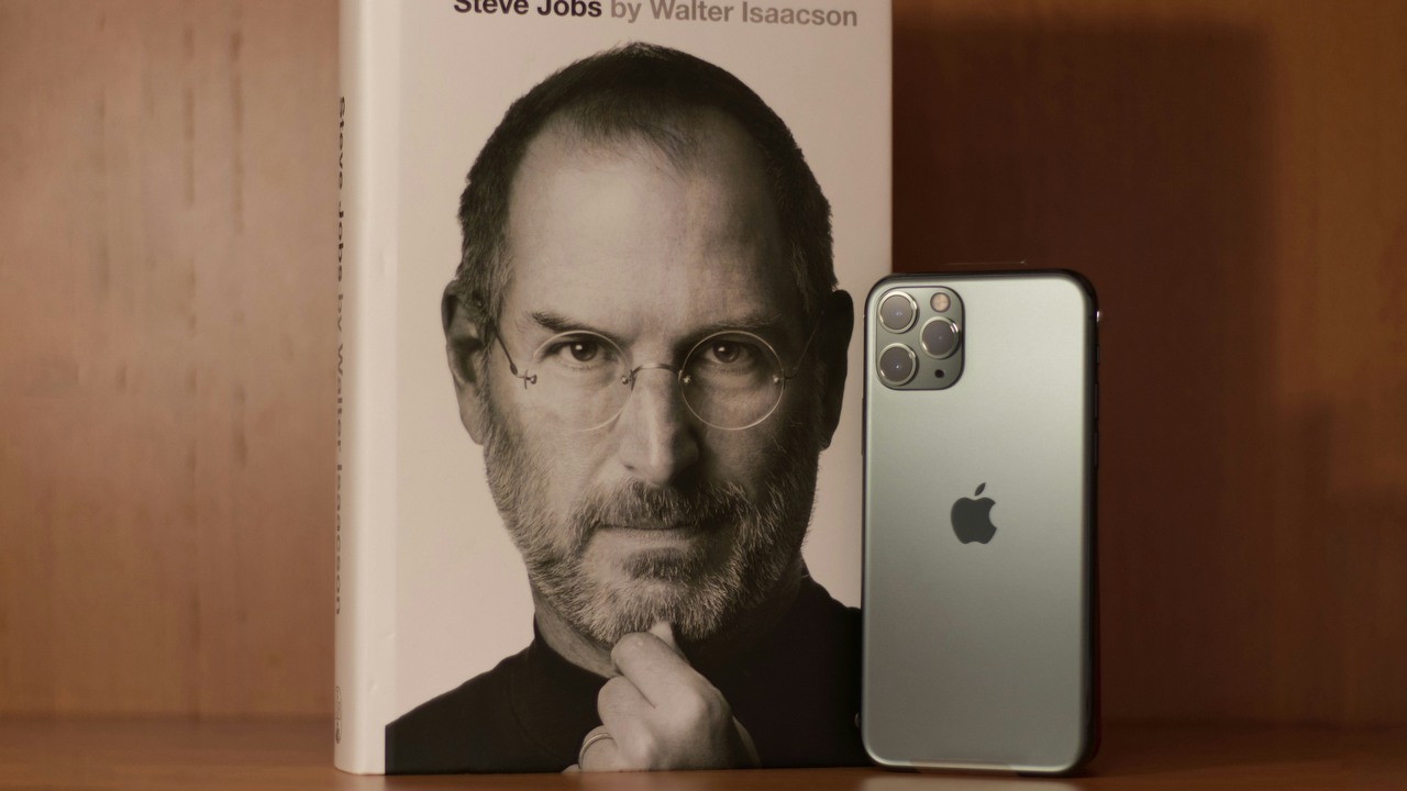 Steve Jobs sprawił, że Apple odniosło taki sukces, ponieważ posłuchał prostych rad swojego ojca, źródło grafiki: Ab | Unsplash.