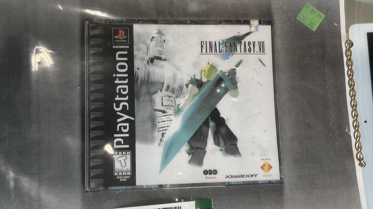 Oryginalna kopia tej gry jest warta tak dużo, że w sklepie woleli powiesić odbitkę ze skanera, niż faktyczne pudełko, źródło grafiki: u/Doophie | Reddit.