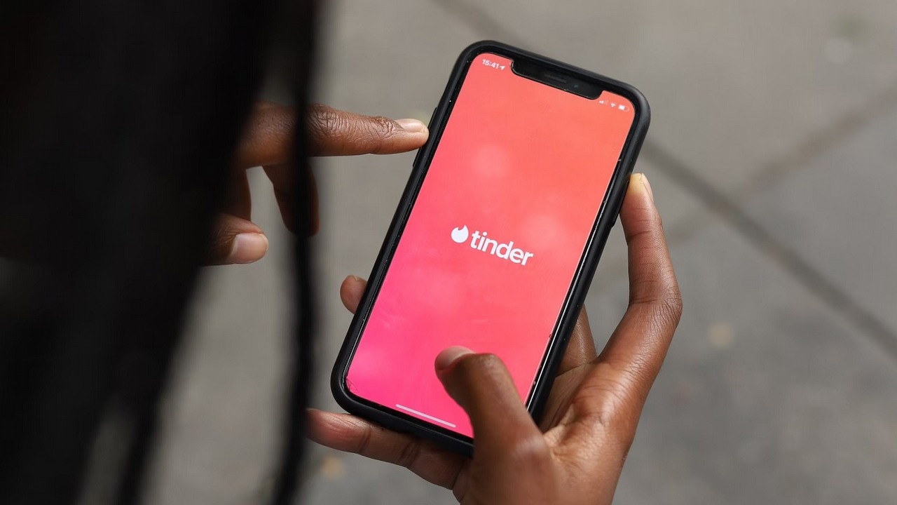 Typy osobowości Tinder - rozwijamy najpopularniejsze skróty, źródło grafiki: Good Faces Agency | Unsplash.