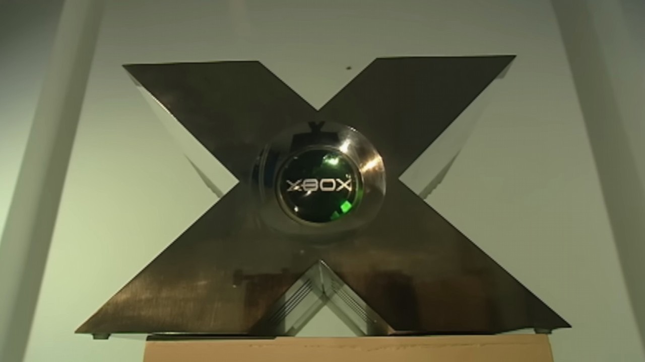 20 lat temu wszyscy czekali na konsolową wojnę pomiędzy Sony a Microsoftem, źródło grafiki: Prototyp pierwszego Xboxa; YouTube: BBC Archive; 2024.