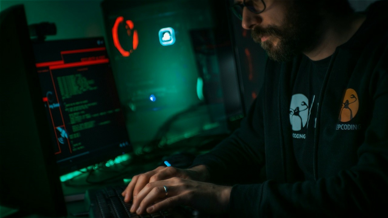 Kaspersky Lab w sporych tarapatach. USA wprowadza zakaz sprzedaży oprogramowania tego producenta, źródło grafiki: Unsplash | KeepCoding.
