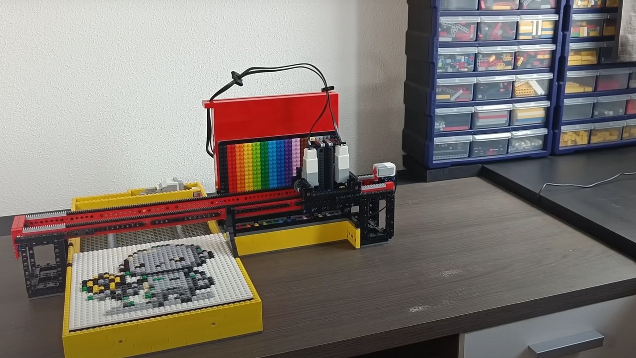 Fan LEGO zbudował działającą „drukarkę” z klocków, efekty są imponujące, źródło grafiki: YouTube/Creative Mindstorms.