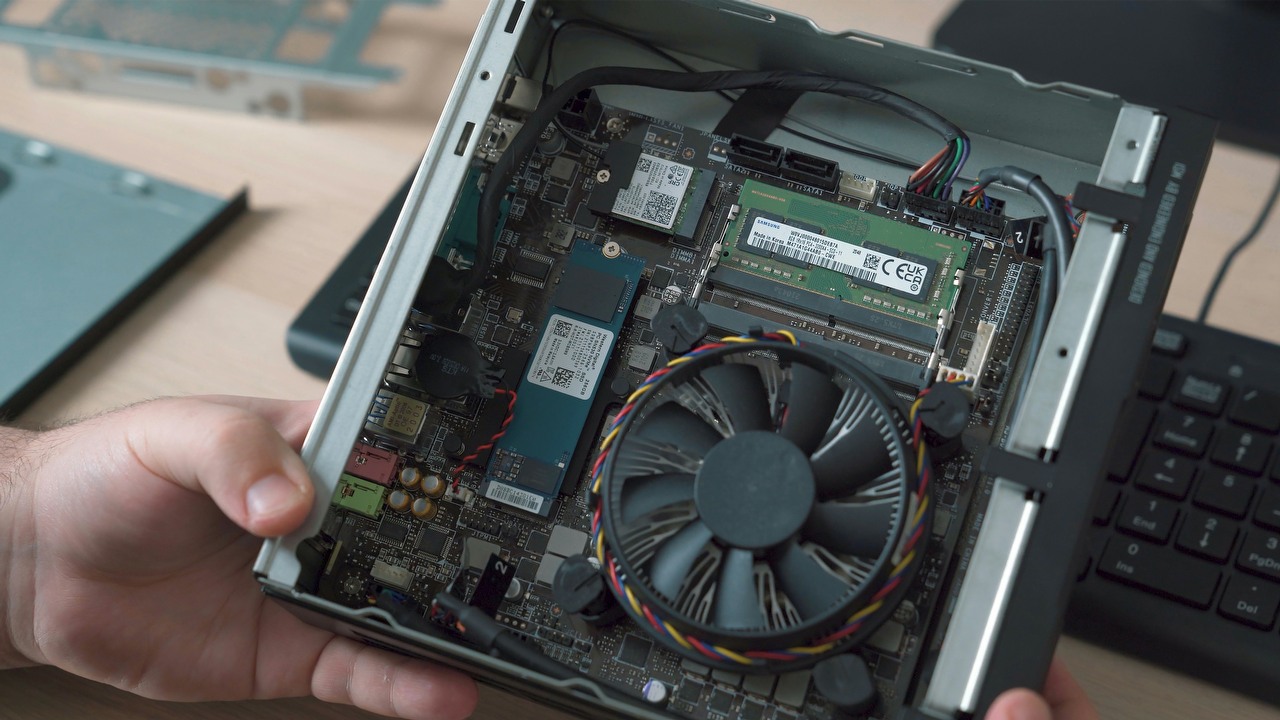 Tak nietypowego miniaturowego PC dawno nie widzieliście. Twórca określa design jako "retrofuturystyczny”, źródło grafiki: Onur Binay, Unsplash.