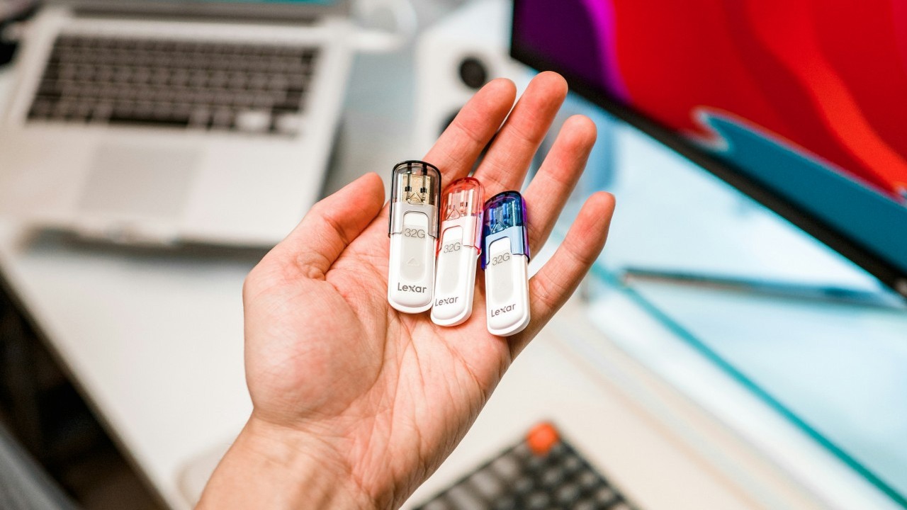 Mężczyzna znajduje w pociągu pamięć USB z dziwnym napisem. Zawartość mocno go zaskoczyła, źródło grafiki: Sebastiaan Chia, Unsplash.