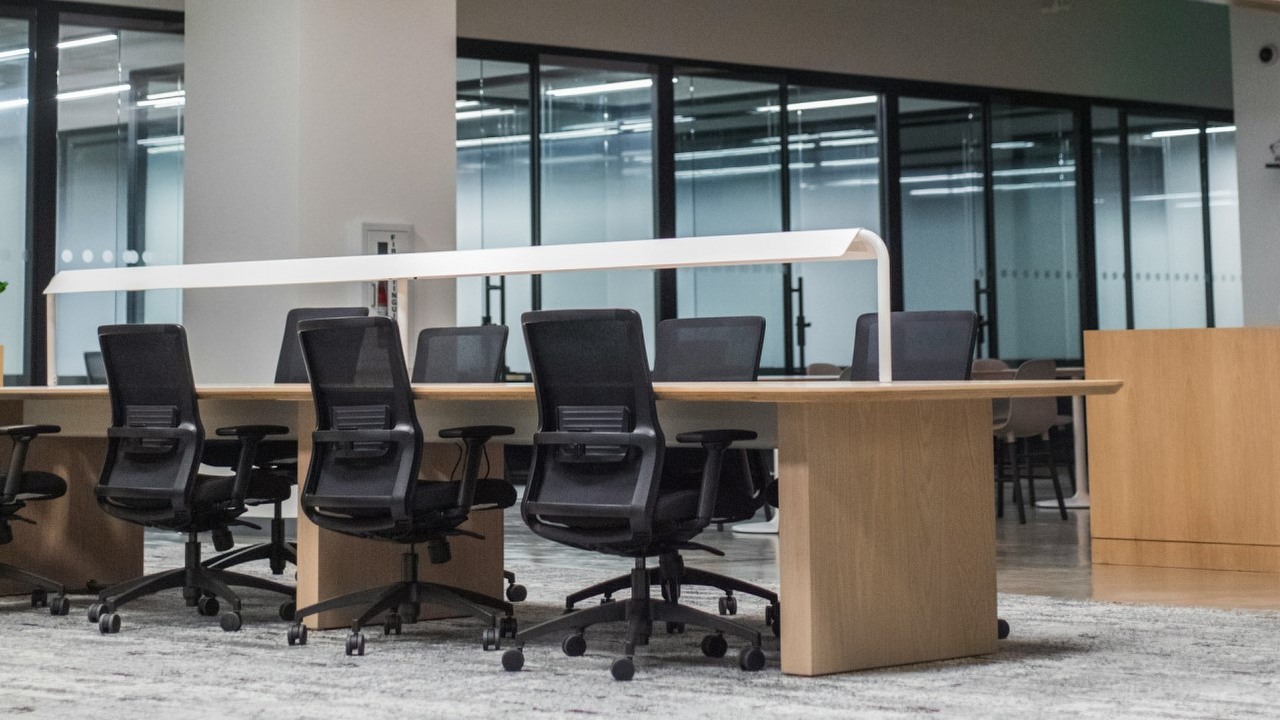 Dell mocno się przeliczył. Pracownicy mieli wrócić do biur, ale wolą pracować zdalnie, nawet jeśli oznacza to brak awansów, źródło grafiki: Jose Losada | Unsplash.