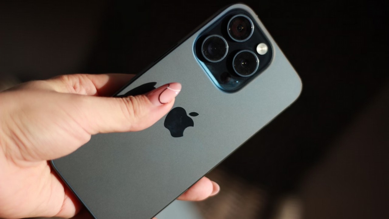 iPhone 15 - pojemność baterii. Jaka ładowarka do iPhone’a 15?, źródło grafiki: Sophia Stark | Unsplash.