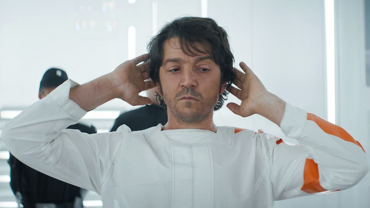 Diego Luna obiecuje fanom Star Wars, że 2. sezon Andora będzie dla nich „szczególnie wyjątkowy”. Zapowiada nową perspektywę i powrót znanych postaci, źródło grafiki: Andor, Tony Gilroy, Disney, 2022.