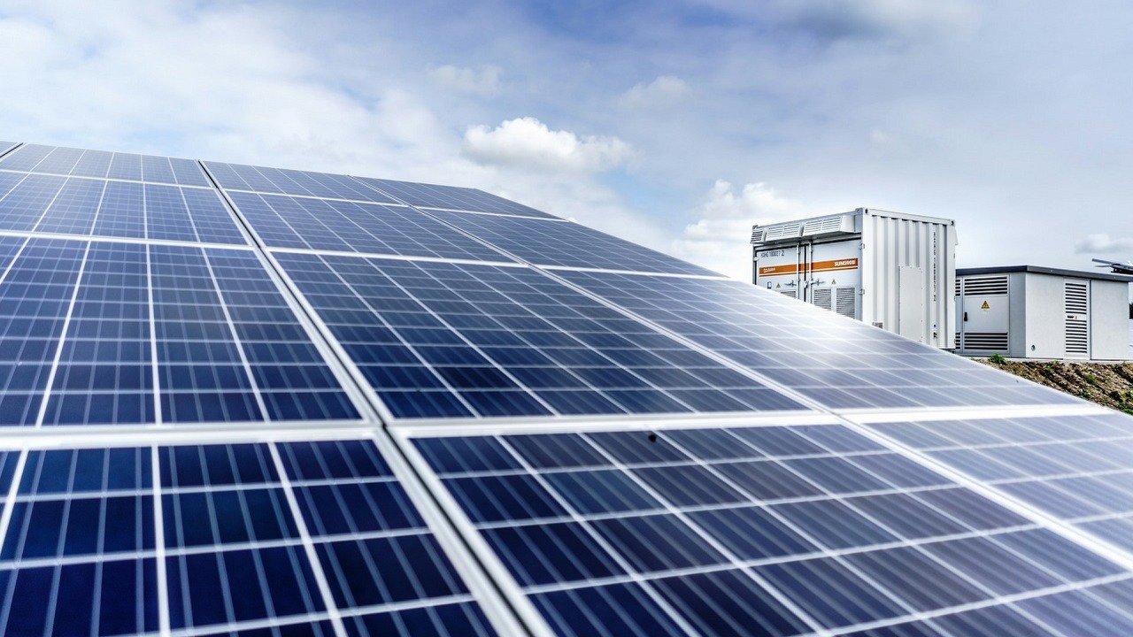 Ten panel fotowoltaiczny osiąga niespotykaną do tej pory wydajność. Odnawialne źródła energii wchodzą na nowy poziom, źródło grafiki: Unsplash | Sungrow EMEA.