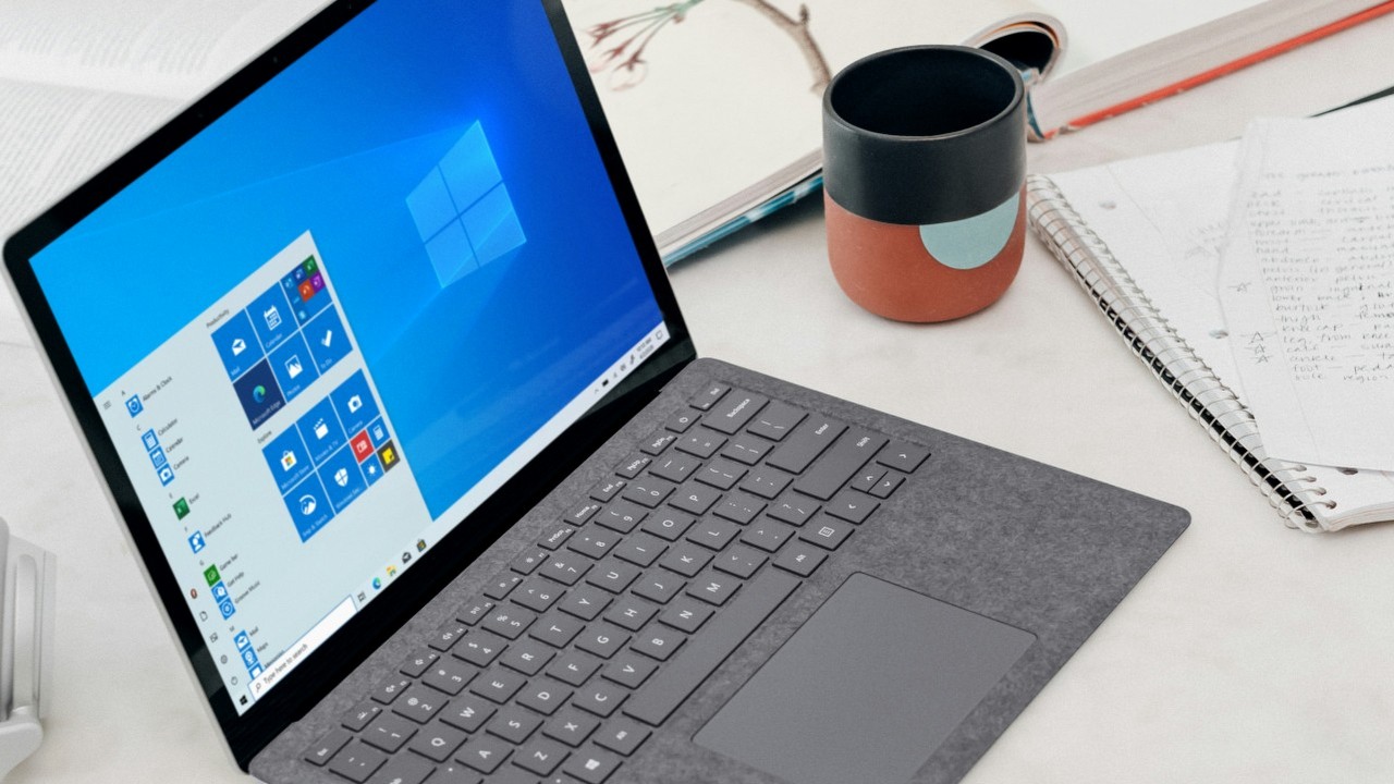 Microsoft coraz mocniej naciska na konta online, usuwa porady dotyczące lokalnych kont, źródło grafiki: Windows, Unsplash.
