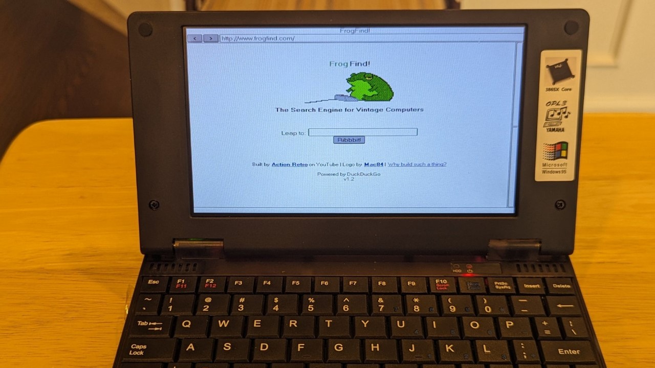 Ten laptop z Windowsem 95 właśnie trafił do sprzedaży i jest absolutnie przeuroczy, źródło grafiki: RetroTechChris | X.