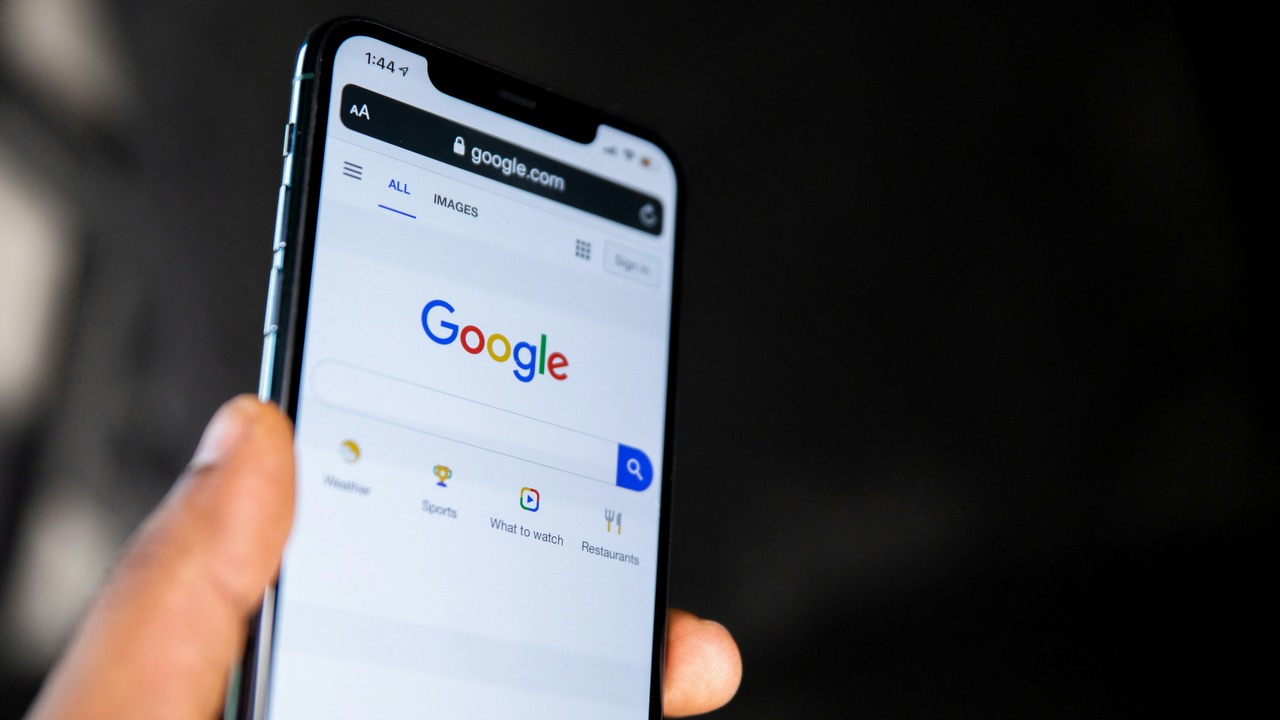 Sztuczna inteligencja dostępna dla nastolatków. Google pozwoli uczniom na korzystanie z Gemini, źródło grafiki: Unsplash | Solen Feyissa.