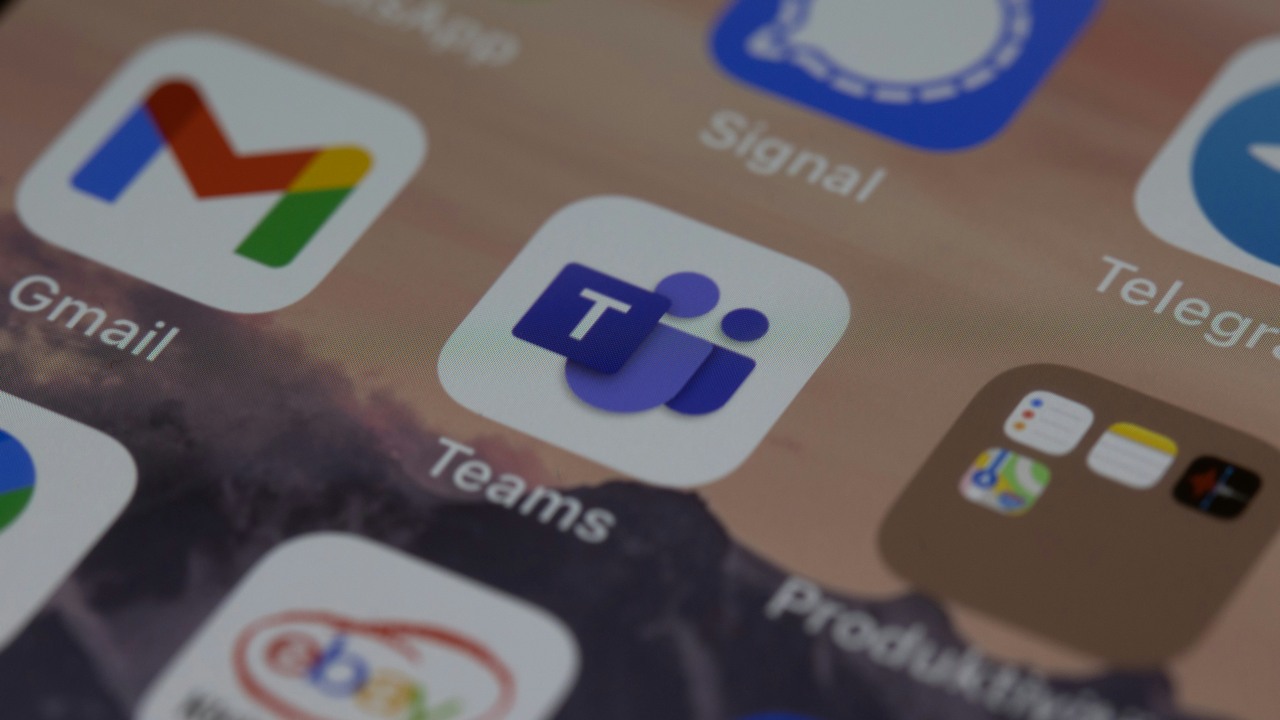 Microsoft Teams pod lupą UE. Aplikacja ma naruszać przepisy antymonopolowe, źródło grafiki: Unsplash | Dimitri Karastelev.