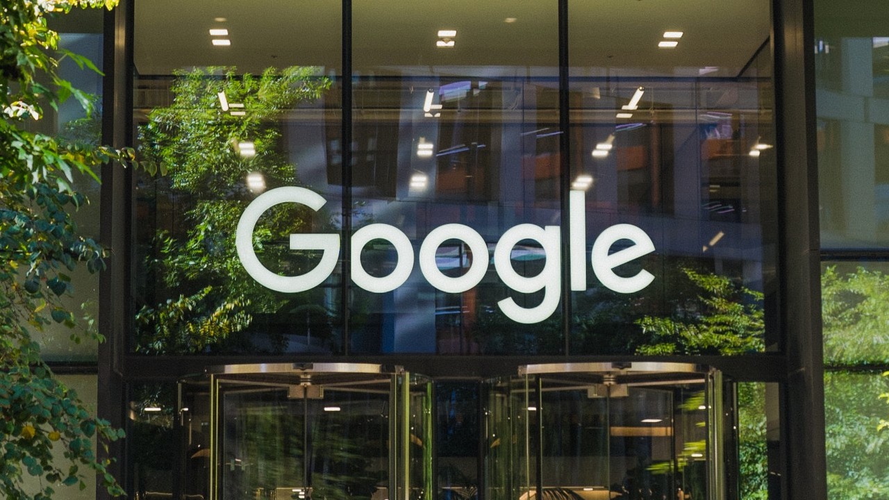 Google zmienia podejście i kasuje nieskończone przeglądanie w wynikach wyszukiwania. Co to oznacza dla użytkowników?, źródło grafiki: Jonny Gios, Unsplash.