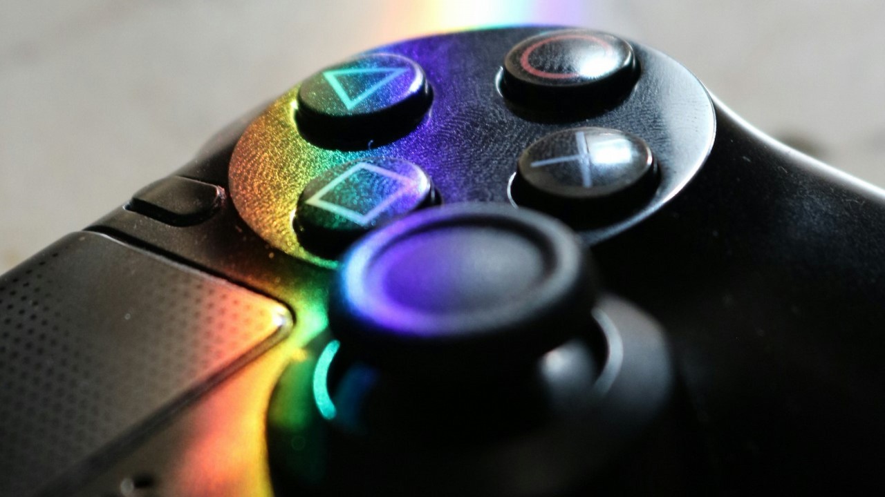 Fanka The Last of Us wyczarowuje małe dzieło sztuki z uszkodzonego kontrolera PS4, źródło grafiki: Nima Taherian | Unsplash.