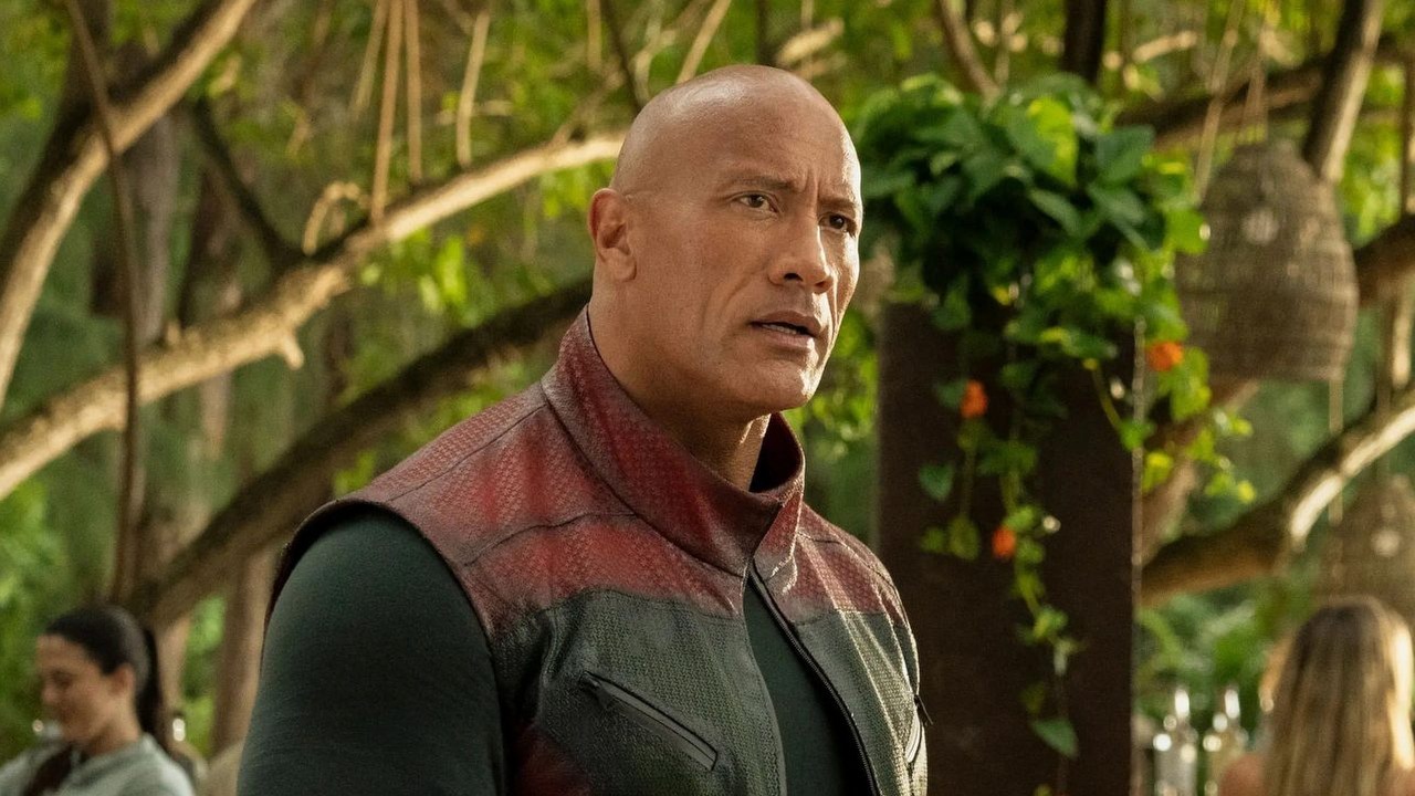 Dzięki temu filmowi Dwayne Johnson staje się najlepiej opłacanym aktorem na świecie. Pierwszy zwiastun przygodowego filmu akcji Red One, źródło grafiki: Red One, Jake Kasdan, Amazon, 2024.