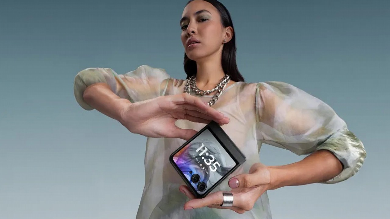 Fani telefonów z klapką mogą świętować, Motorola razr 50 i 50 Ultra właśnie zadebiutowały i mogą namieszać na rynku, źródło grafiki: Motorola.