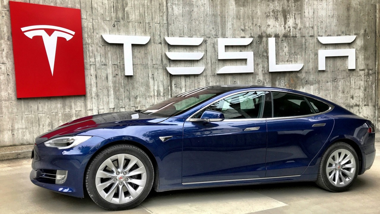Tesla bije na głowę Mercedesa czy BMW zyskami z każdego samochodu, choć nie dzieje się tak bez powodu, źródło grafiki: Tesla Fans Schweiz, Unsplash.