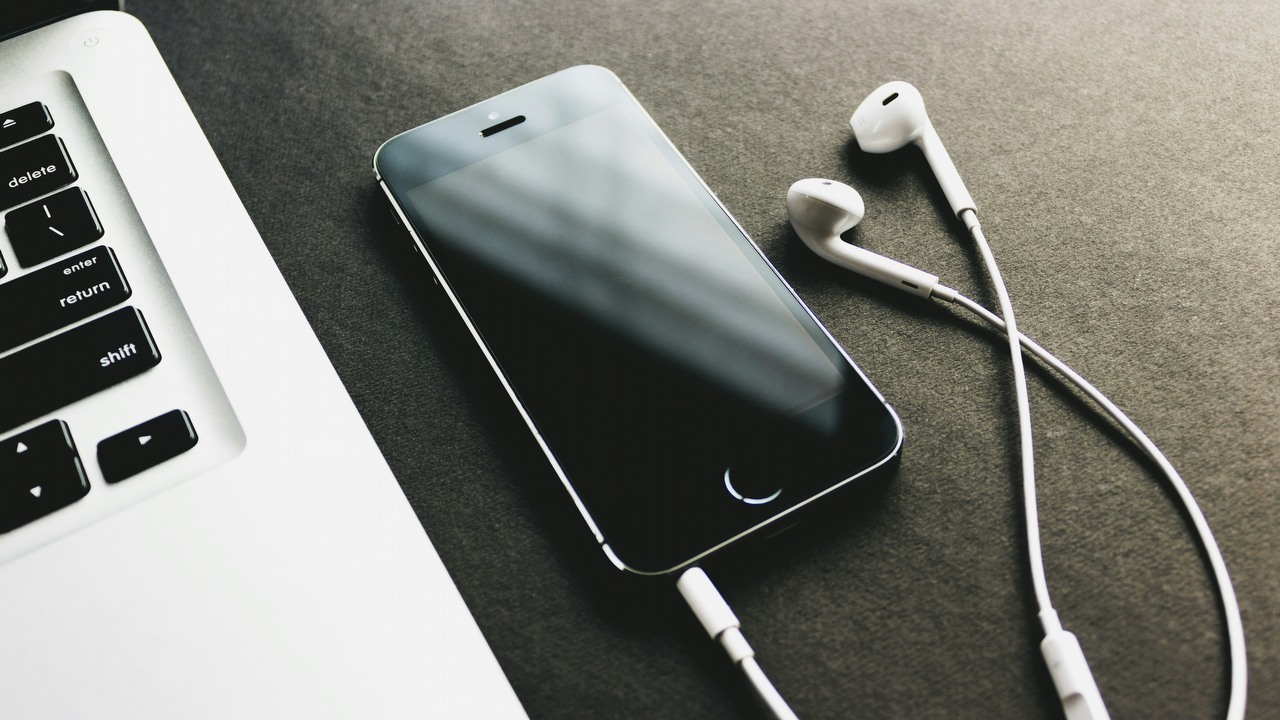 YouTube z generatorem piosenek napędzanym AI? Najpierw wytwórnie muszą się zgodzić na udostepnienie materiałów, źródło grafiki: Rupixen | Unsplash.