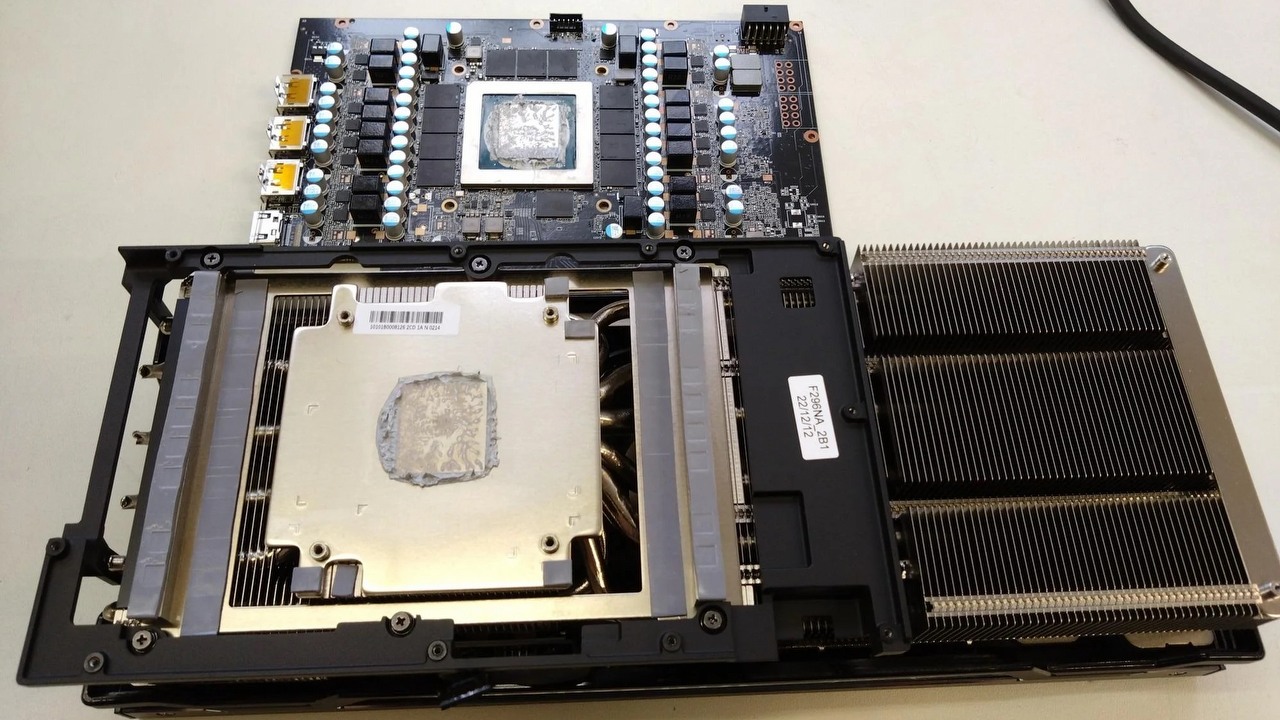 Nowa karta graficzna za grube pieniądze przegrzewa się: kupujący rozkręca ją i zdaje sobie sprawę, że brakuje czegoś ważnego, źródło grafiki: u/kentukky | Reddit.