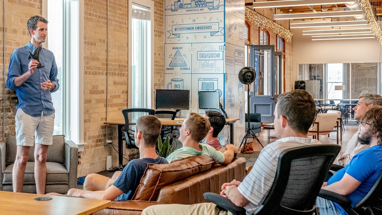 Test MBTI - co to jest, co opisuje i jak go wykonać?, źródło grafiki: Austin Distel | Unsplash.