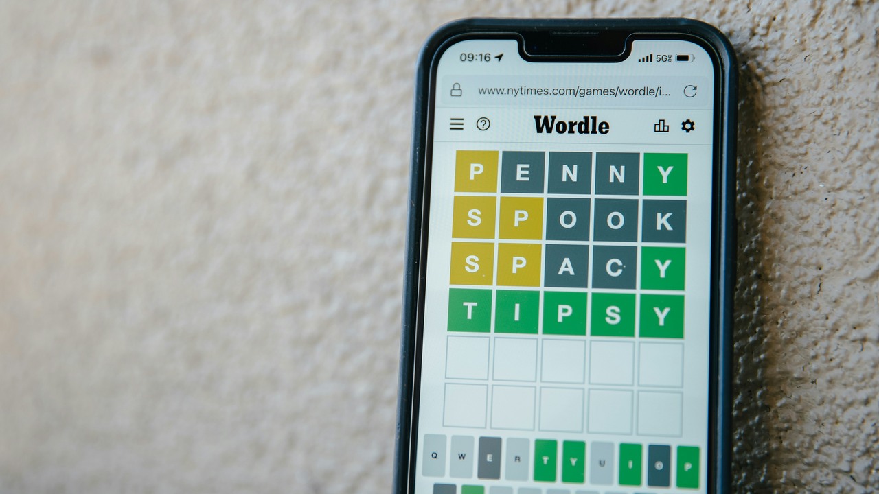 Ta szalenie popularna gra o zgadywaniu 5-literowych słów miała kiedyś naprawdę kiepską nazwę. Dobrze, że twórca ją zmienił, źródło grafiki: Nils Huenerfuerst | Unsplash.