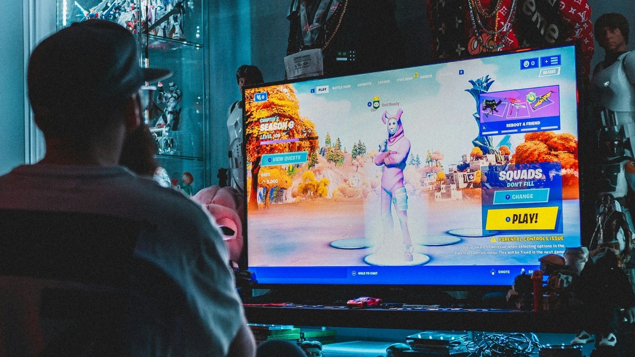 „Nie chcę wracać do monitorów” - gracz używa telewizora jako ekranu PC od prawie dwóch lat i jest zachwycony, źródło grafiki: Erik Mclean, Unsplash.