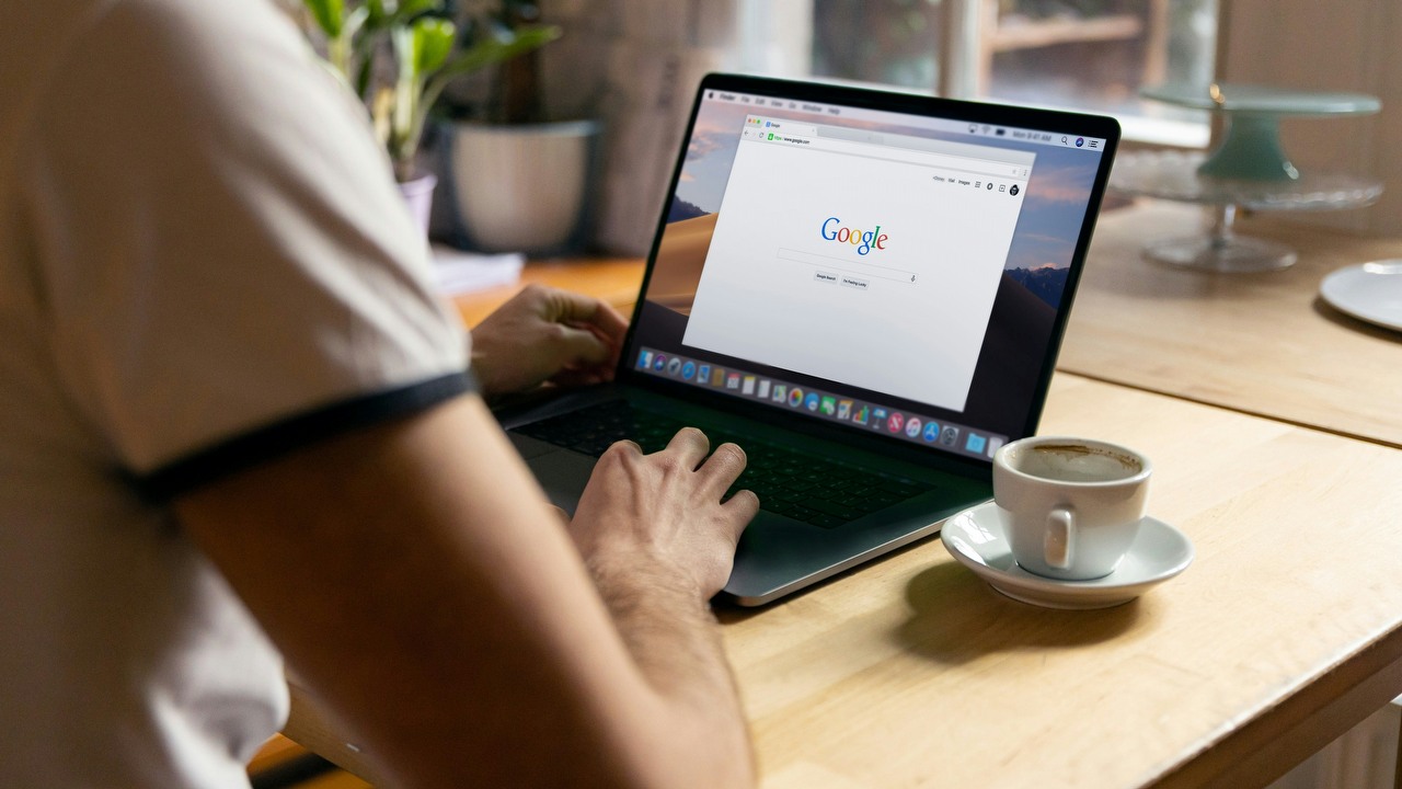 Te dwa ustawienia są wręcz niezbędne w Google Chrome, aby uzyskać większą szybkość i mniejsze zużycie pamięci RAM, źródło grafiki: Unsplash | Firmbee.com.