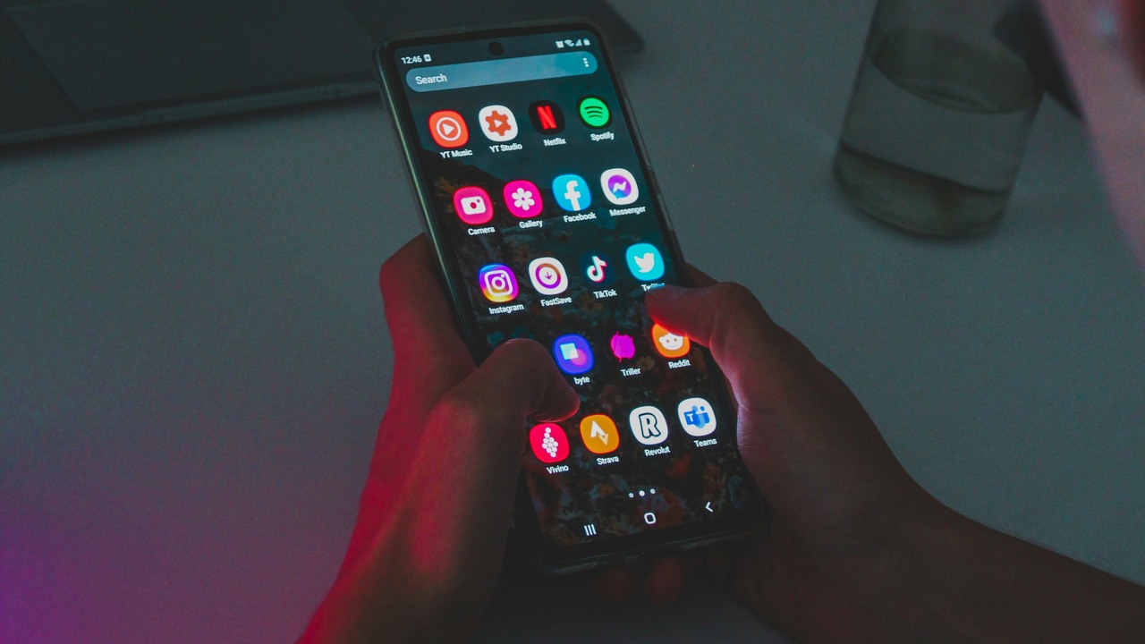 Szkolenie tylko po podpisaniu umowy. Reddit wypowiada wojnę botom AI, źródło grafiki: Unsplash | Arpad Czapp.