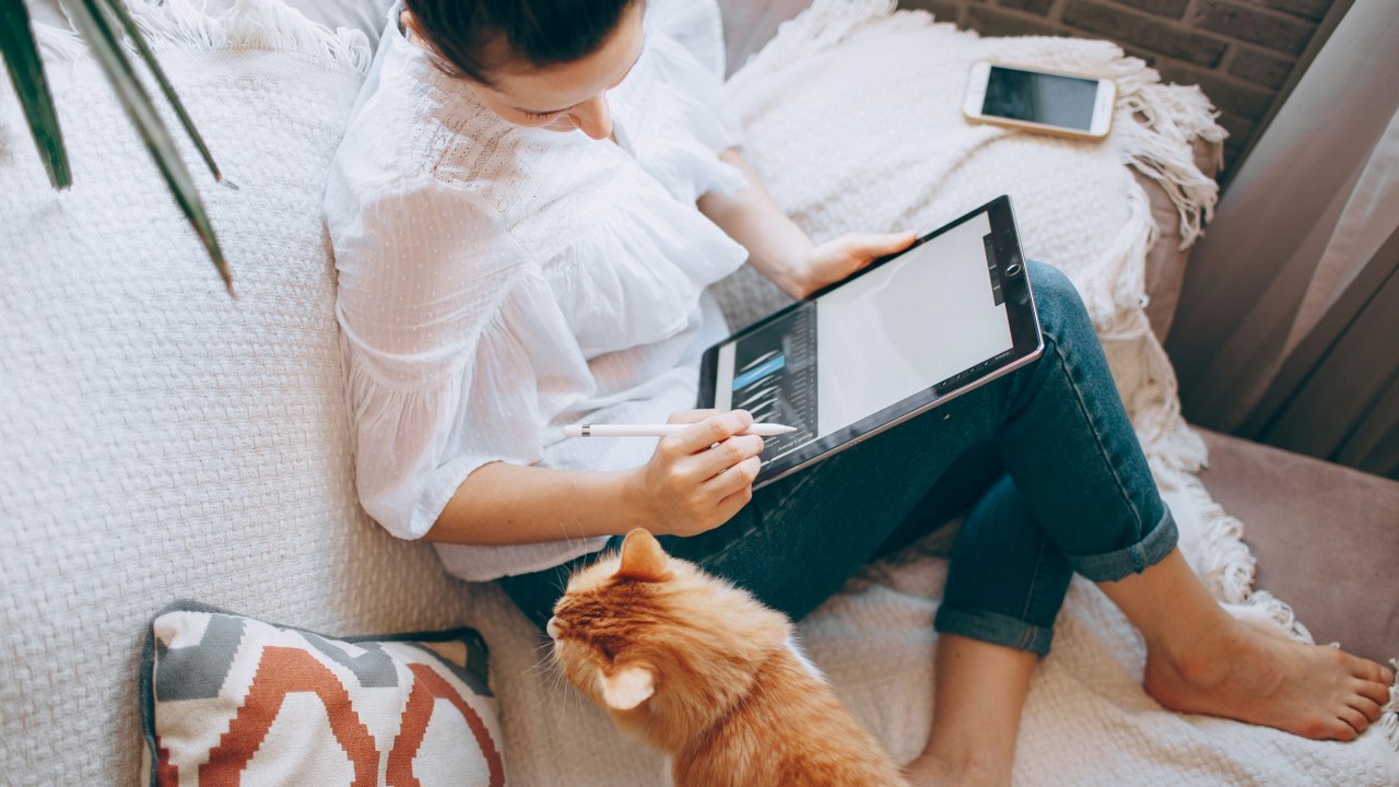 Zakazali telepracy i zmusili go do powrotu do biura. Odpłacił swojemu szefowi pięknym za nadobne, źródło grafiki: Helena Lopes, Unsplash.