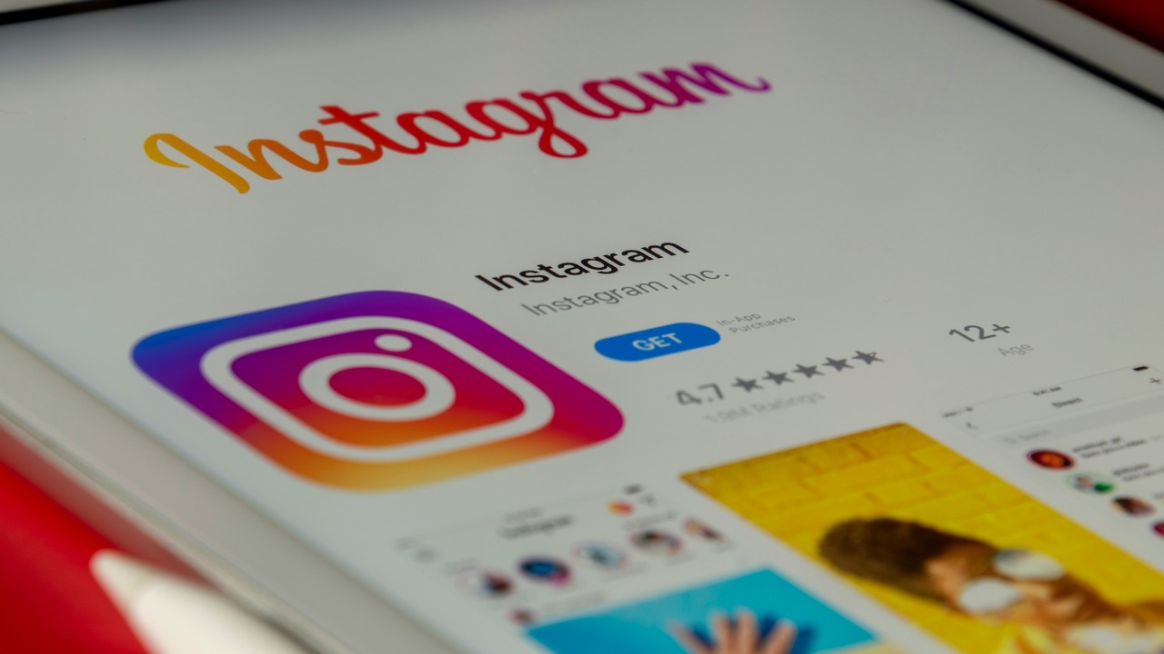 Odpłatne wyłączenie reklam na Facebooku i Instagramie sprawdzane przez UE, źródło grafiki: Unsplash | Souvik Banerjee.