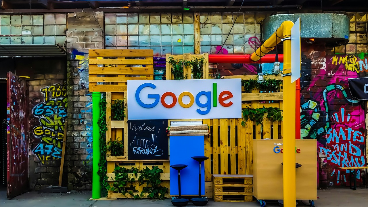 Gdy Microsoft inwestuję w energię termojądrową, Google celuje w panele słoneczne, źródło grafiki: Unsplash | Rajeshwar Bachu.